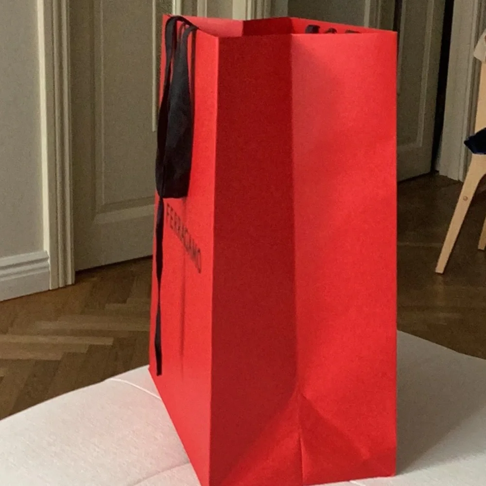 - Ferragamo red- and shopping bag  17x13x7,5